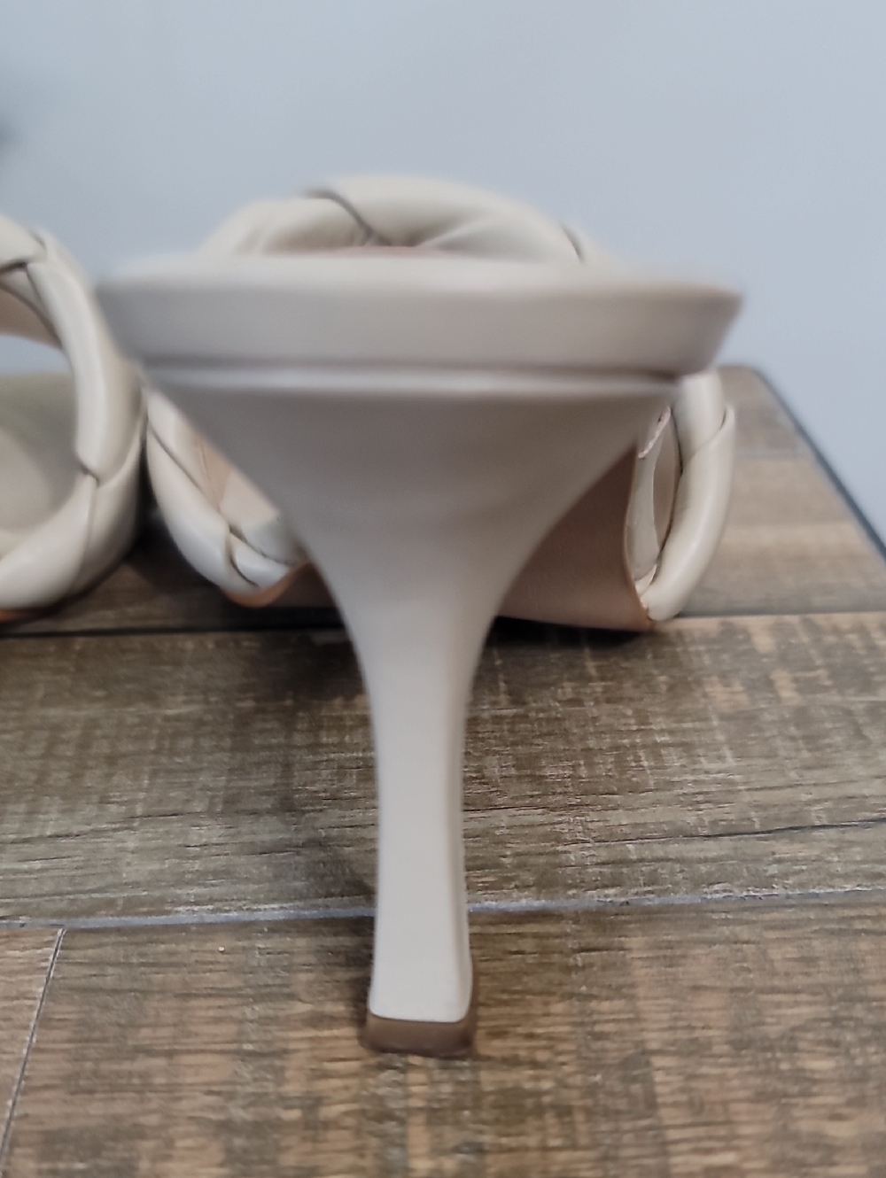 VINCE CAMUTO "Brelaine" Woven Leather Strap Heel Slipon Sandal Sz 8 Bone Cream - Picture 5 of 9